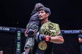 为什么球员在接捕到飞球后会迅速将球抛向二垒以示防守深度